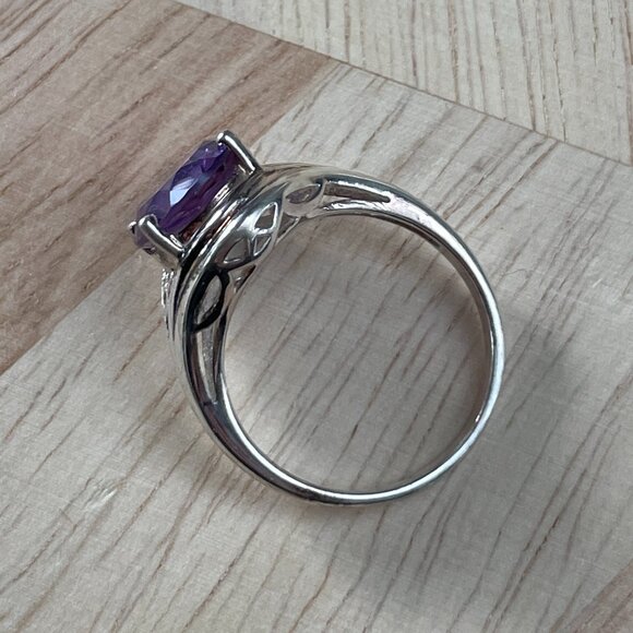 Vintage Sterling Silver Ring with Purple Stone - Picture 4 of 5